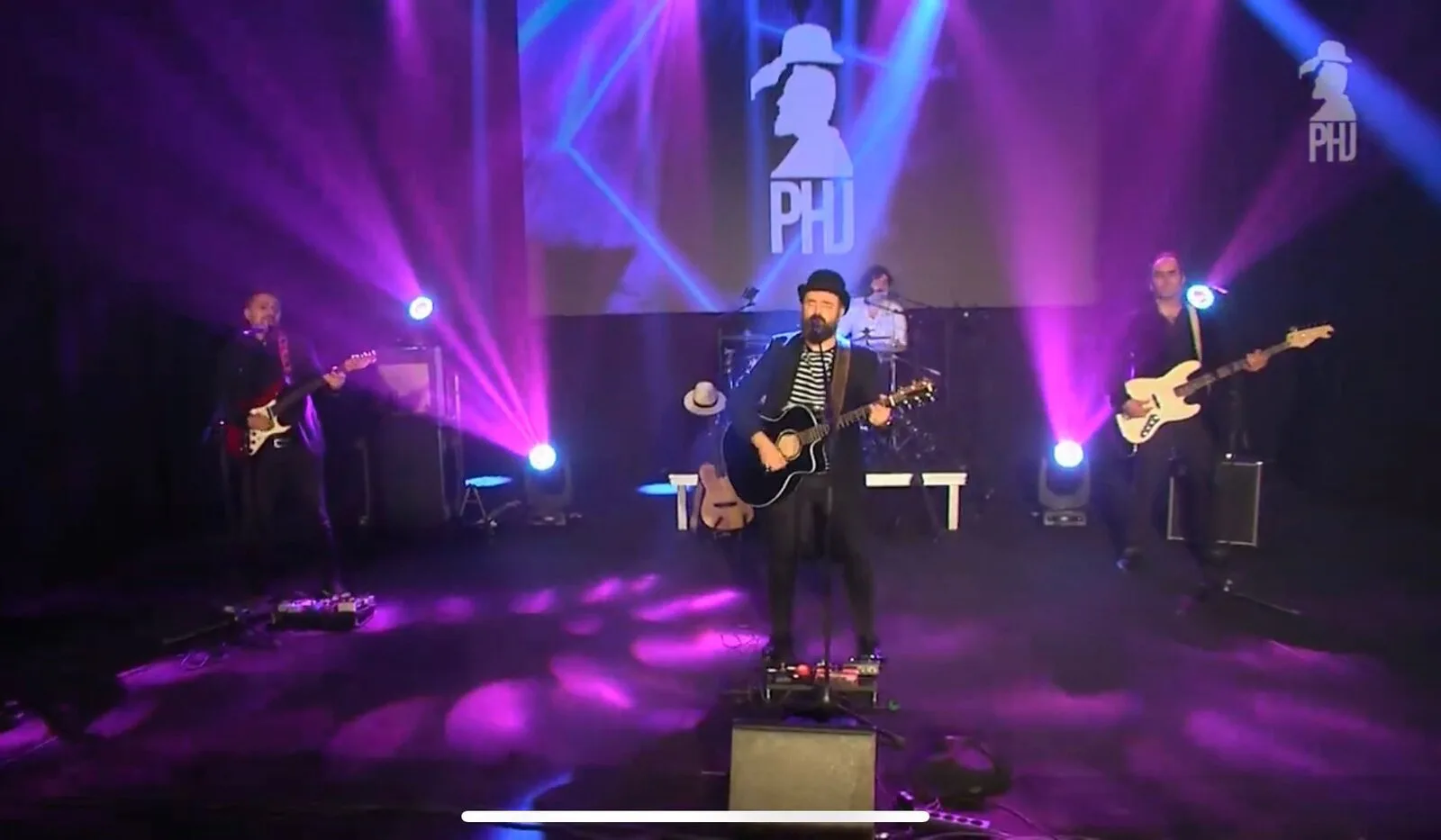 Pongamos que hablo de Joaquín — banda en escenario con logo