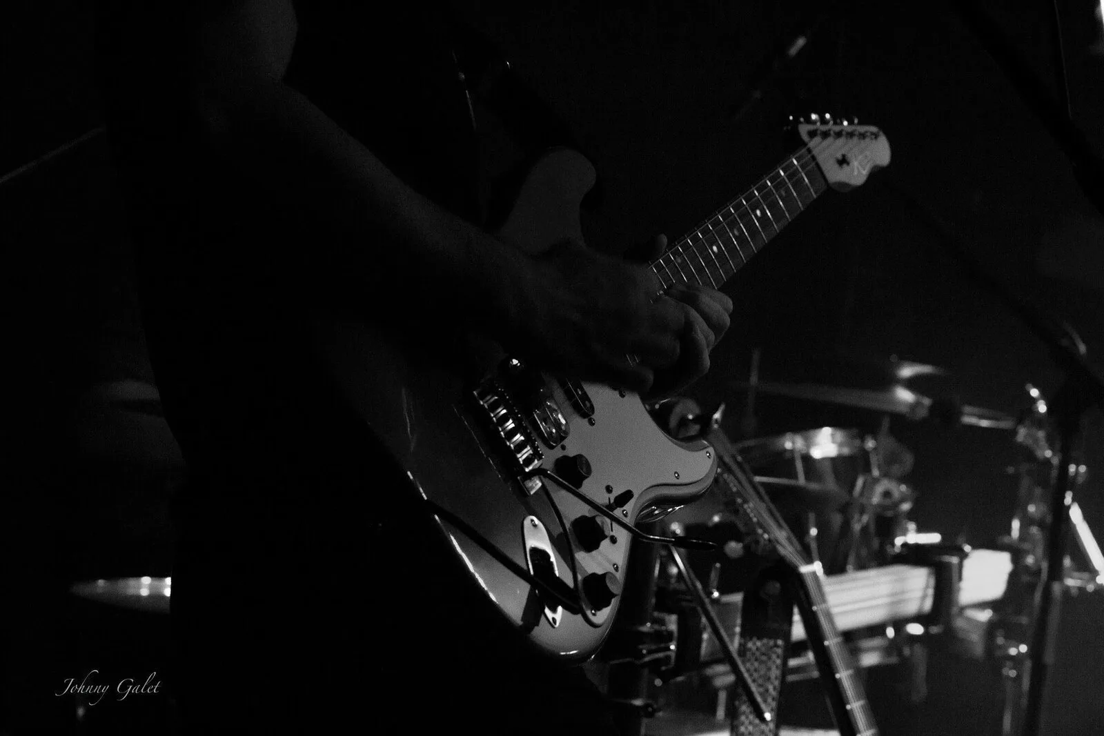 Detalle guitarra en escenario