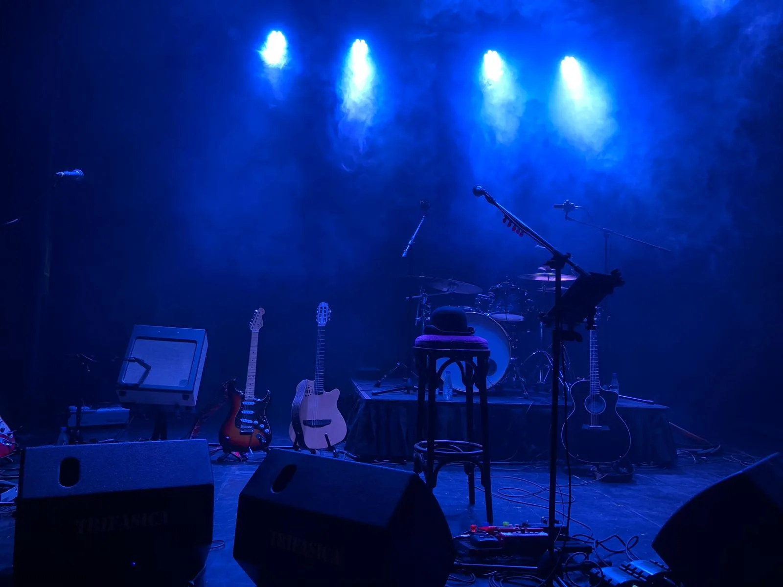 Escenario vacío luz azul